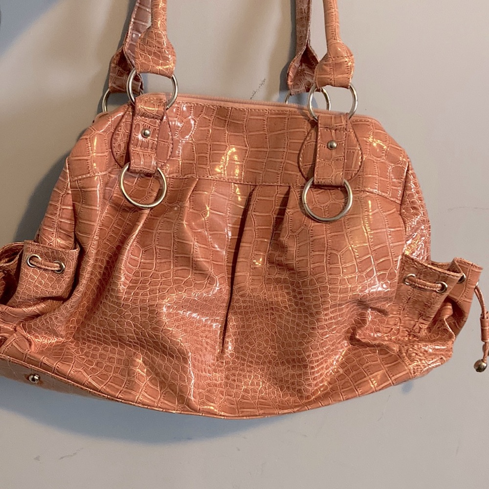 No brand but well taken care of purse.